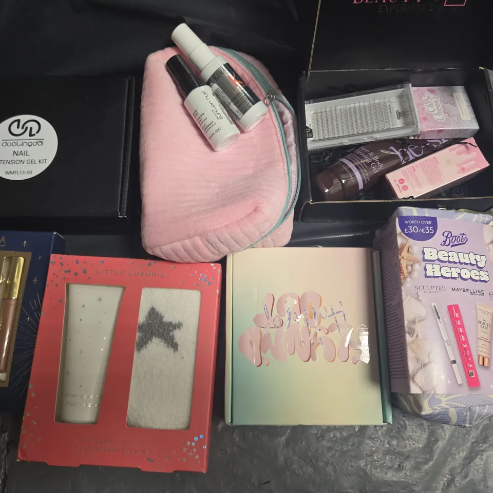 LOT OF APPROXIMATELY 15 ASSORTED HEALTH AND BEAUTY SETS TO INCLUDE BOOTS, BEAUTY BOX AND LUNA