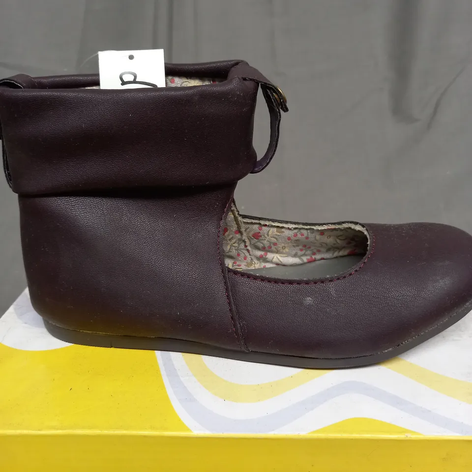 BOX OF APPROXIMATELY 12 ASSORTED PAIRS OF JUNIOR SHOES TO INCLUDE GRIS, LILA HIELO 