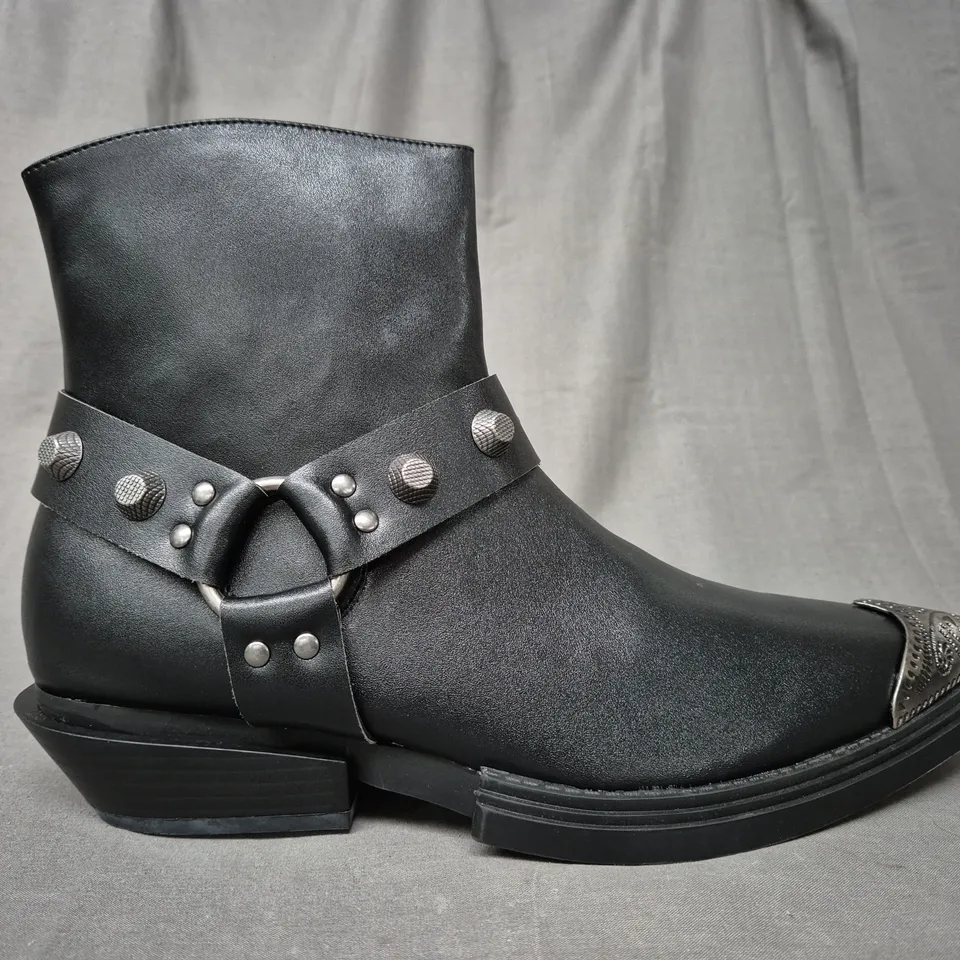 BOXED PAIR OF KOI SOULRENDER MEN'S HARDWARE COWBOY BOOTS IN BLACK/ANTIQUE SILVER UK SIZE 10