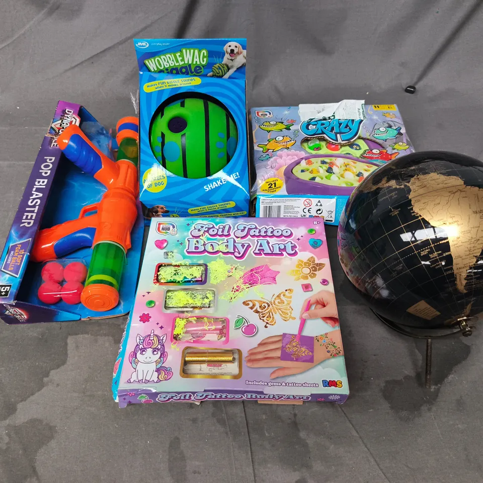 CAGE CONTAINING A LARGE QUANTITY OF KIDS TOYS AND GAMES TO INCLUDE DECRATIVE GLOBE , POP BLASTERS , TOY BODY ART , WOBBLE WAG DOG TOY , ETC 