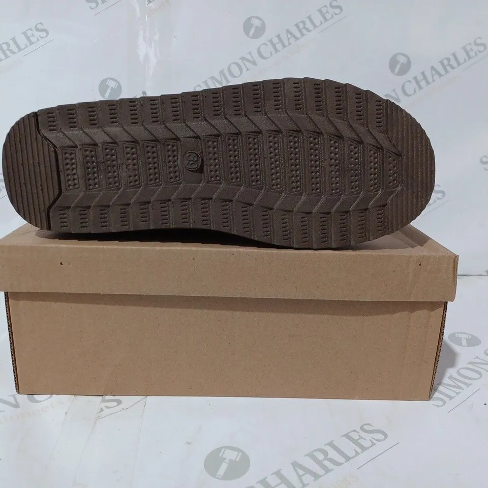 BOXED PAIR OF DESIGNER FAUX FUR LINED SHOES IN BROWN EU SIZE 39