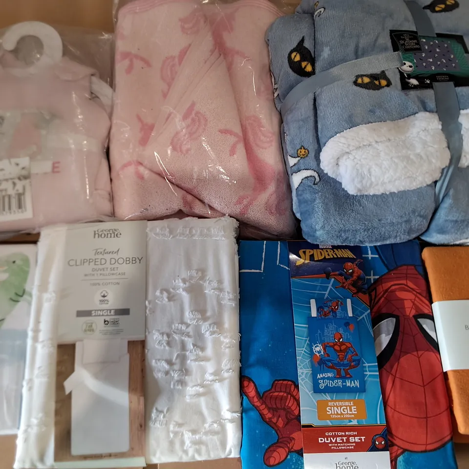 LOT OF APPROXIMATELY 15 ASSORTED BEDDING AND SOFT FURNISHING ITEMS TO INCLUDE SHERPA THROW, DUVETS AND SLEEP BAG