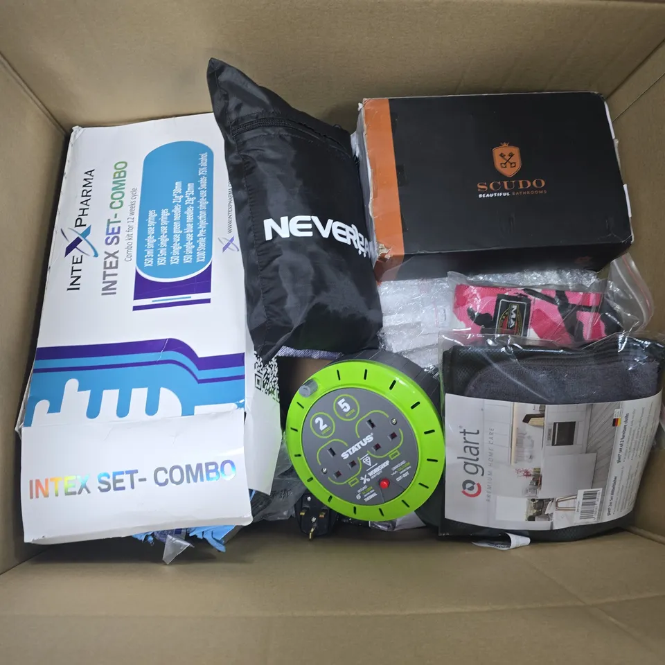 BOX OF APPROXIMATELY 15 ASSORTED HOUSEHOLD ITEMS TO INCLUDE - TOWER FAN LIGHT, TUBE BENDER, AND QUILTED TRANSPORT BLANKET ETC. 