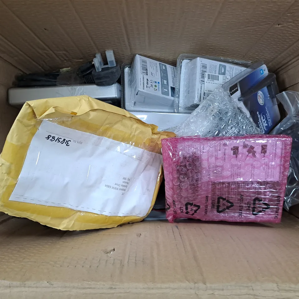 APPROXIMATELY 8 ASSORTED ITEMS TO INCLUDE DUALBAND USB ADAPTORS, WIREESS MOUSE, ETC