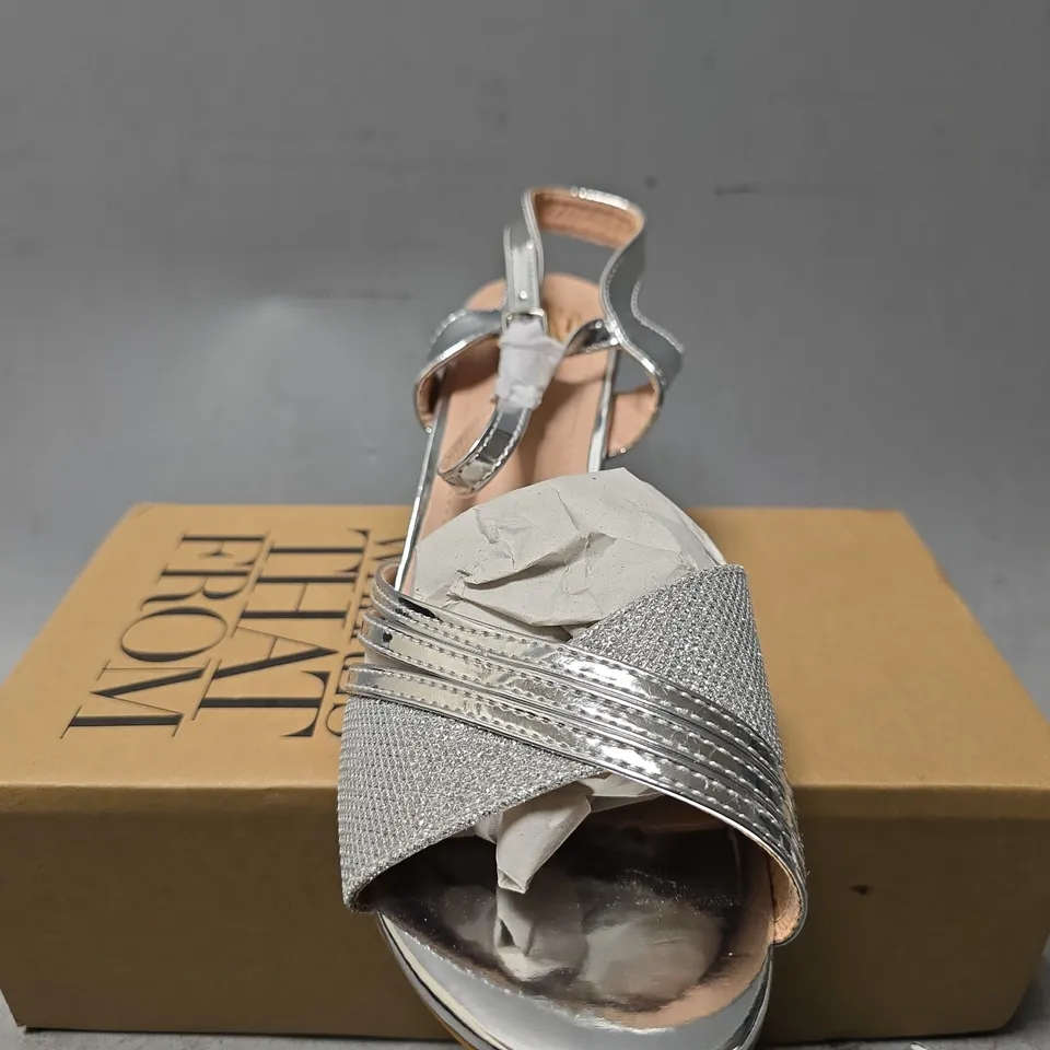 BOXED WHERES THAT FROM SILVER HEELS - UK 8