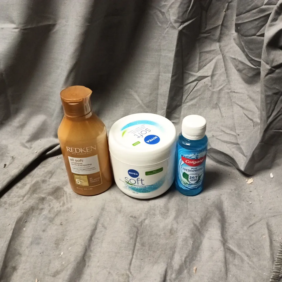 APPROXIMATELY 20 ASSORTED HEALTH AND BEAUTY ITEMS INCLUDING COLGATE MOUTHWASH, NIVEA SOFT MOISTURIZING CREAM AND REDKEN CONDITIONER