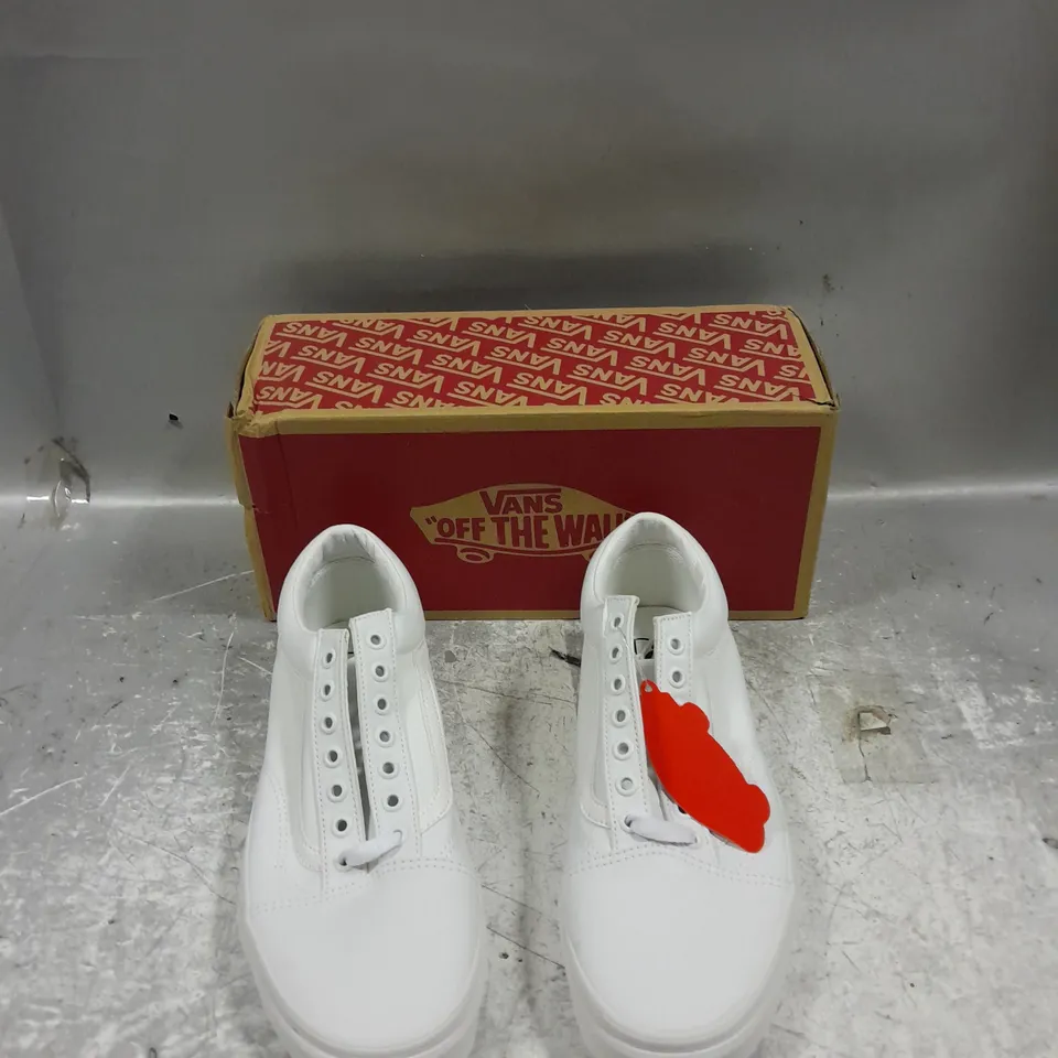 BOXED PAIR OF VANS OLD SKOOL ALL WHITE UK 9