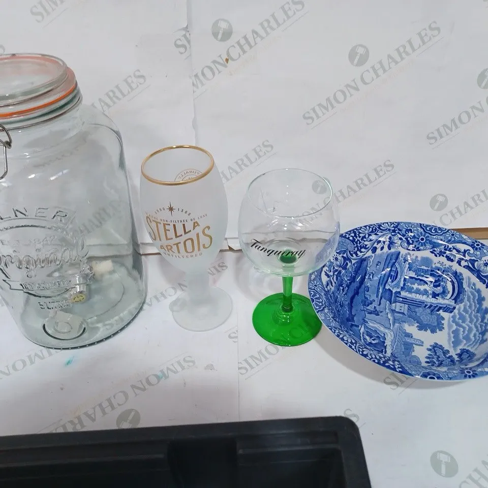 BOX TO CONTAIN APPROXIMATELY 10 ASSORTED ITEMS OF GLASSWARE, INCLUDING A JAR, GLASSES AND PLATES ETC - COLLECTION ONLY