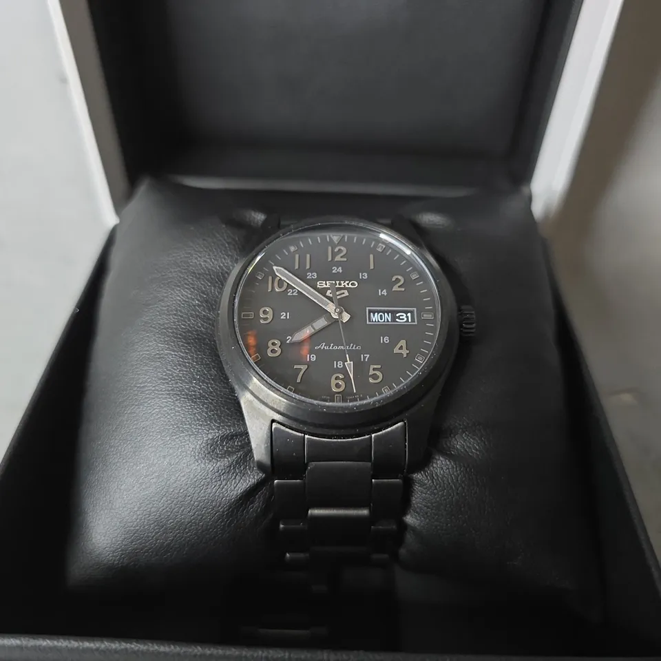 BOXED SEIKO BLACK DATE WATCH