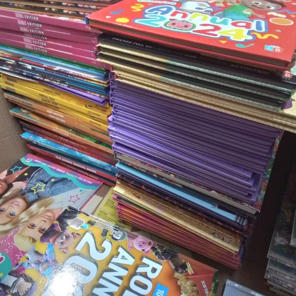 LARGE QUANTITY OF ASSORTED 2024 ANNUALS TO INCLUDE POKEMON, PEPPA PIG, ROBLOX AND BARBIE