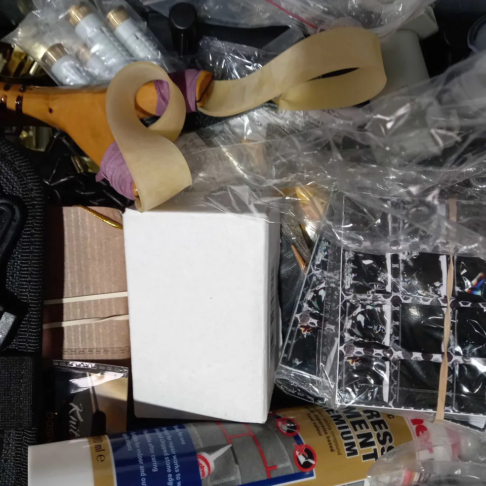 LOT OF APPROXIMATELY 10 ASSORTED HOUSEHOLD ITEMS TO INCLUDE CARBON MONOXIDE ALARM, RE-GEN KAMBUKKA BOTTLE, SQUIRE SHCB65 SHACKLE LOCK