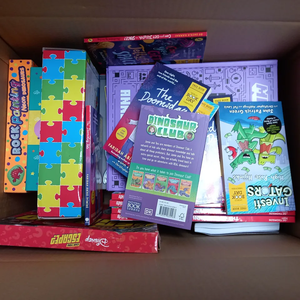 BOX OF APPROXIMATELY 10 ASSORTED BOOKS AND TOYS TO INCLUDE ONLY FOOLS AND HORSES, DISNEY AND MINECRFT