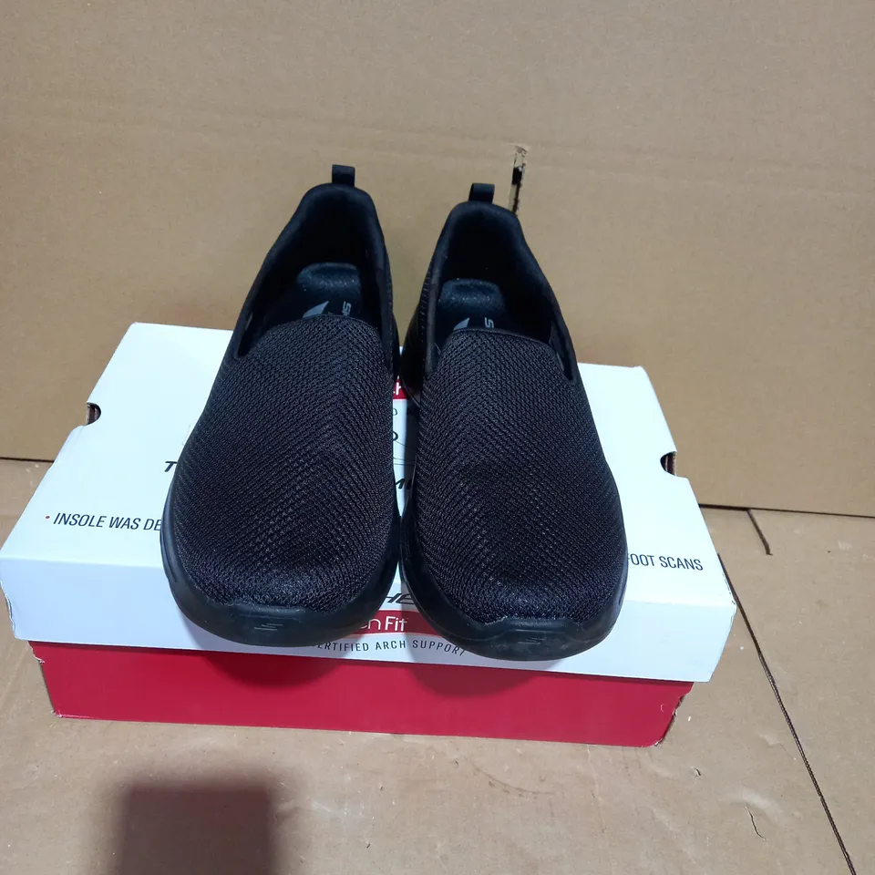 BOXED PAIR OF SKECHERS ARCH FIT BLACK SLIP-IN TRAINERS - UK SIZE 6