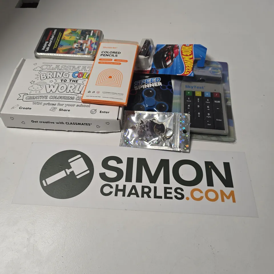 APPROXIMATELY 15 ASSORTED TOYS & GAMES PRODUCTS TO INCLUDE SPEED SPINNER, COLOURED PENCILS, HELPING TEENAGERS TALK CARDS, ETC