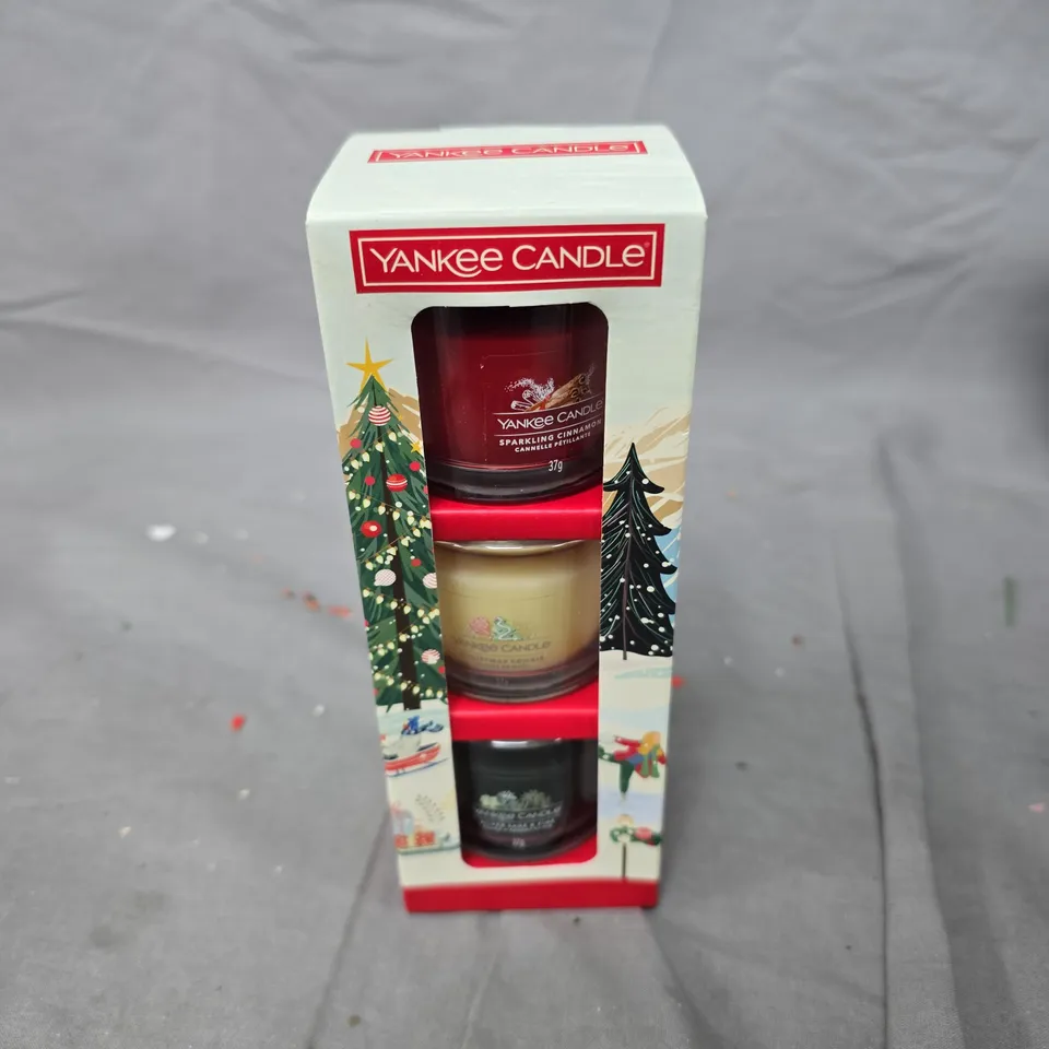 YANKEE CANDLE GIFT SET – 3 SCENTED CANDLES IN HOLIDAY BOX 