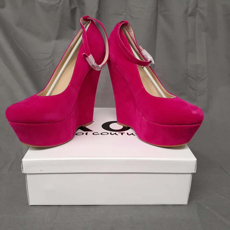 BOXED PAIR OF KOI COUTURE HR5 PLATFORM HIGH WEDGE FAUX SUEDE SHOES IN FUCHSIA SIZE 6