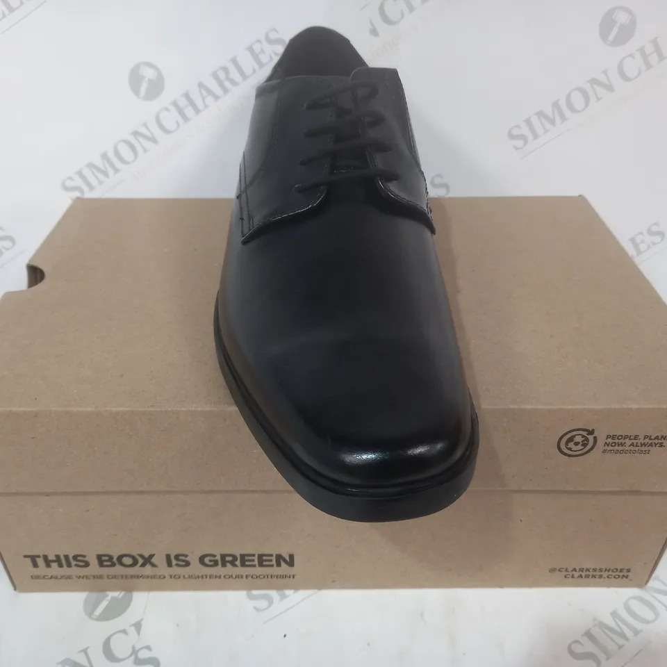 BOXED PAIR OF CLARKS HOWARD WALK SHOES IN BLACK UK SIZE 10