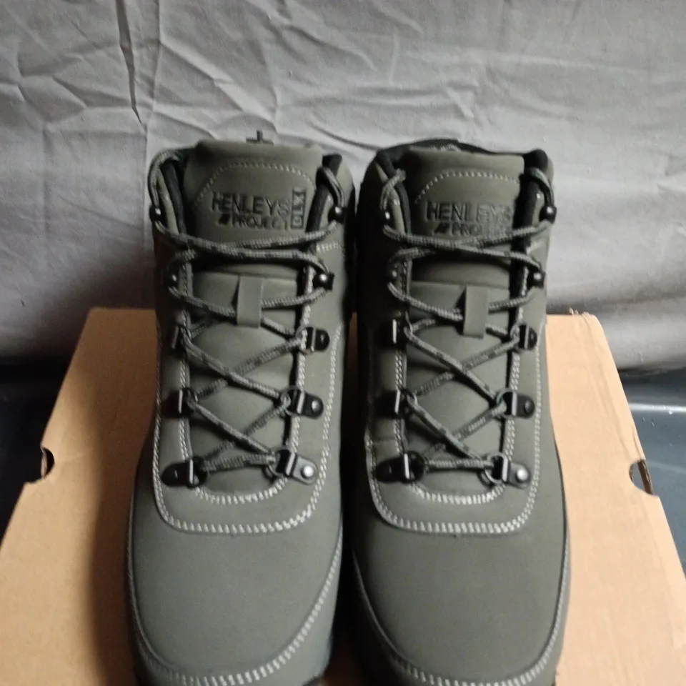 BOXED PAIR OF HENLEYS PROJECT MEN'S HIKING BOOTS - UK SIZE 9