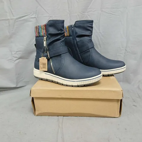 BOXED PAIR OF JO & JOE ASHFORD ANKLE BOOTS IN NAVY SIZE 7