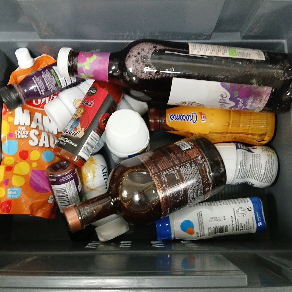 APPROXIMATELY 12 ASSORTED FOOD & DRINK ITEMS TO INCLUDE HOT SAUCE, SWISS MAMBO SAUCE, CHOCOMEL, ETC - COLLECTION ONLY