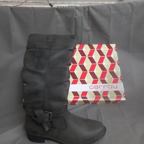 BOXED PAIR OF CARROU KNEE HIGH BLACK HEELED BOOTS SIZE 36