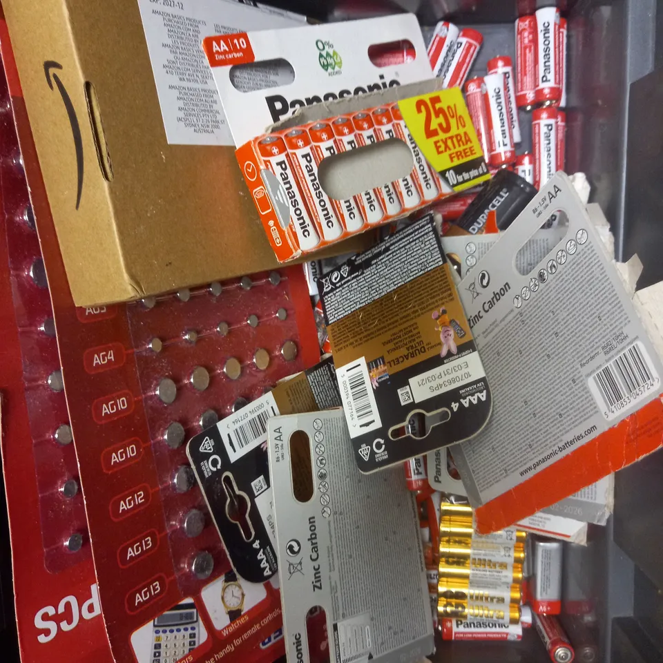 APPROXIMATELY 20 ASSORTED BATTERY PRODUCTS AND ACCESSORIES TO INCLUDE MILWAUKEE CHARGER, BUTTON CELL, EENSTONE 9V CHARGER ETC 