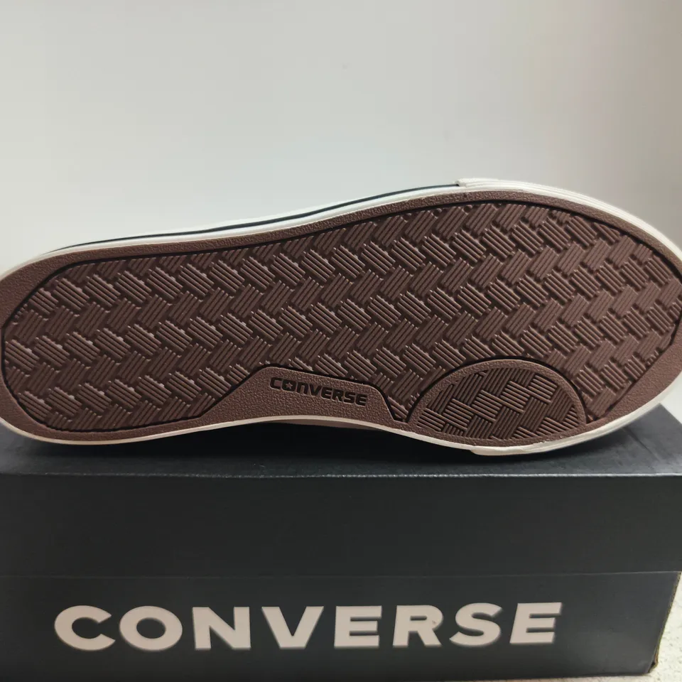 BOXED PAIR OF CONVERSE STAR PLAYER 76 OX KIDS SHOES - SIZE 4