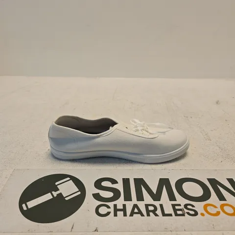 PENGUIN BY MUSINGWEAR WHITE CANVAS TRAINERS – UK SIZE 6