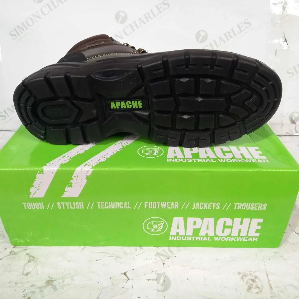BOXED PAIR OF APACHE SATURN LEATHER BOOTS IN BROWN/BLACK UK SIZE 10