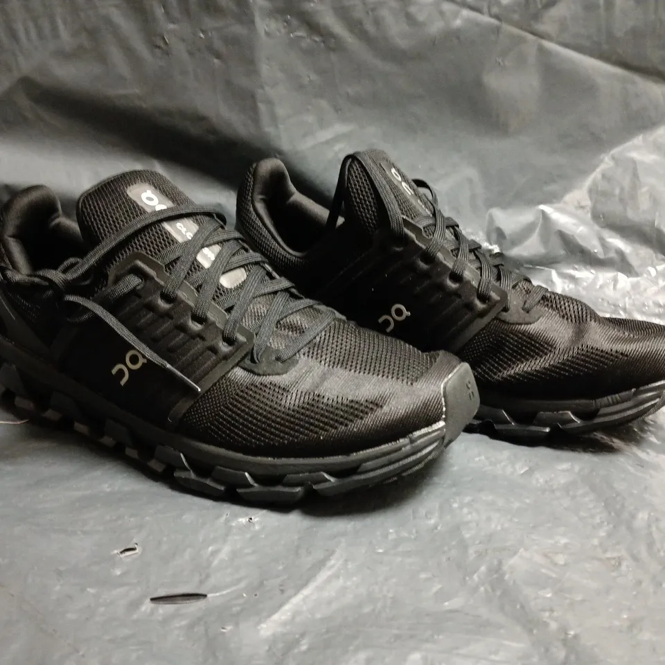 PAIR OF ON CLOUDSWIFT TRAINERS IN BLACK SIZE UK 10.5