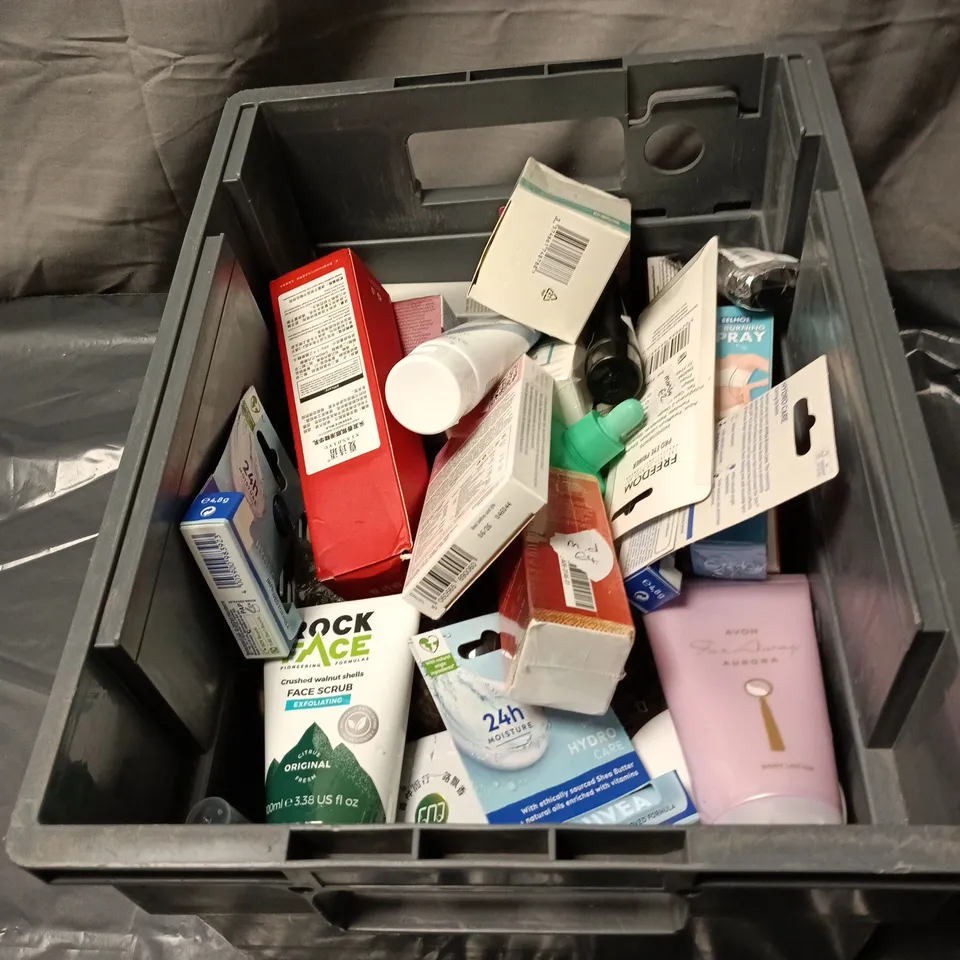 APPROXIMATELY 20 ASSORTED COSMETIC ITEMS INCLUDING NO 7 EXFOLIATOR, AVEENO CALM GEL MOISTURISER, NIVEA LIP BALM, MAGIC LUXURY BODY OIL ETC