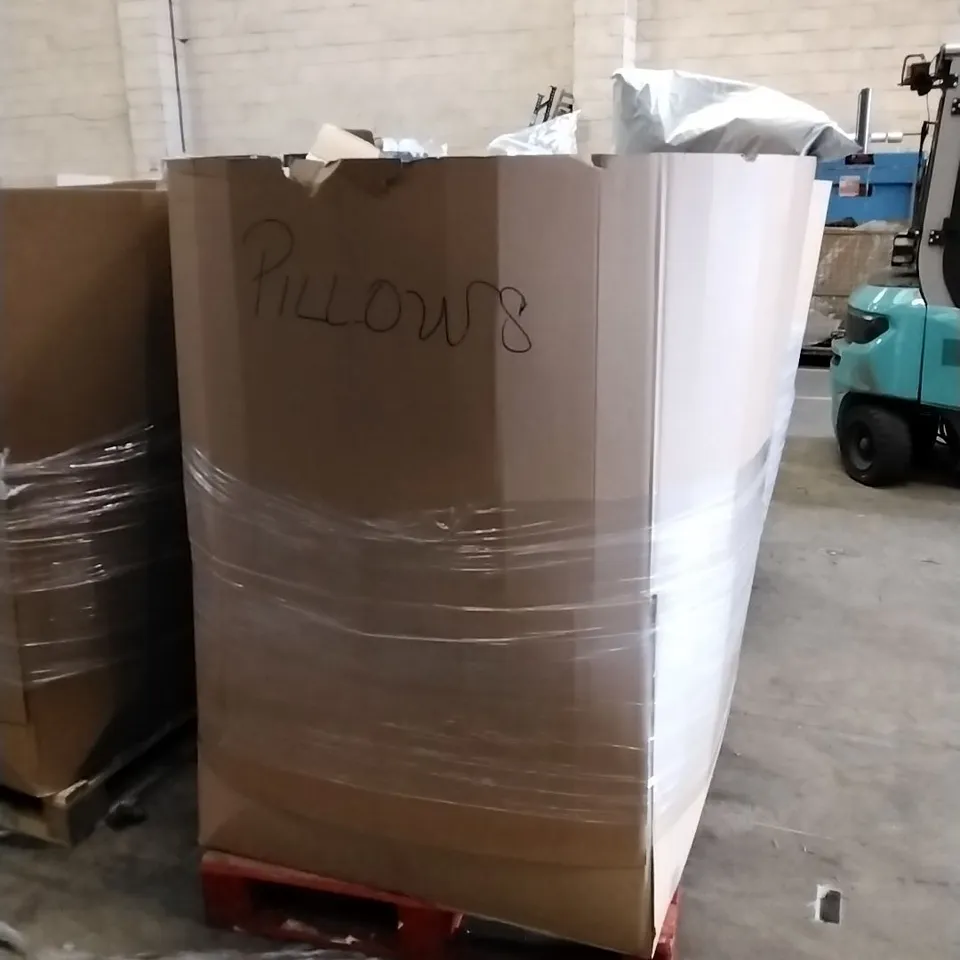 PALLET TO CONTAIN A LARGE ASSORTMENT OF PILLOWS AND CUSHIONS // BRANDS MAY VARY