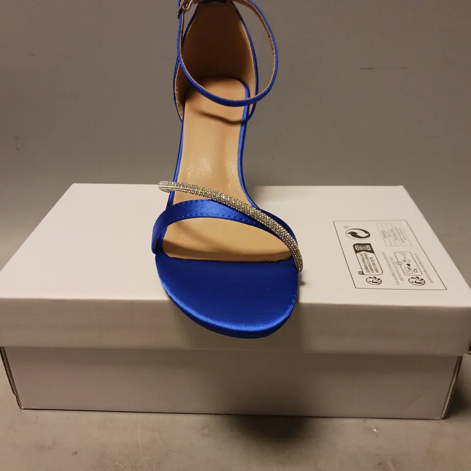 BOXED PAIR OF DESIGNER OPEN TOE BLOCK HEELS IN SAPPHIRE BLUE W. JEWEL EFFECT DETAIL EU SIZE 42