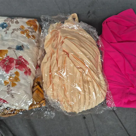 BOX OF APPROXIMATELY 25 ASSORTED CLOTHING AND FASHION PRODUCTS IN VARIOUS STYLES AND SIZES - COLLECTION ONLY