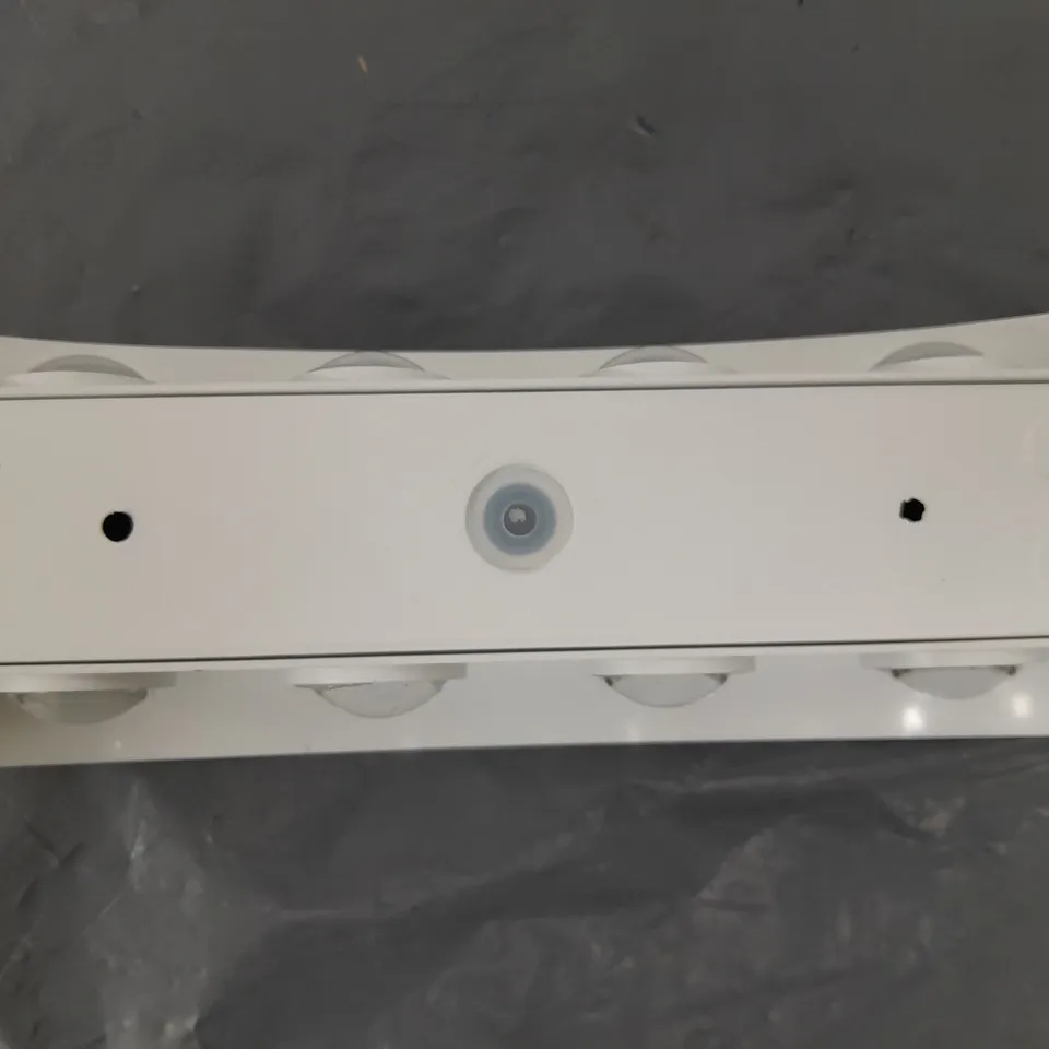 WALL MOUNT LAMP IN WHITE
