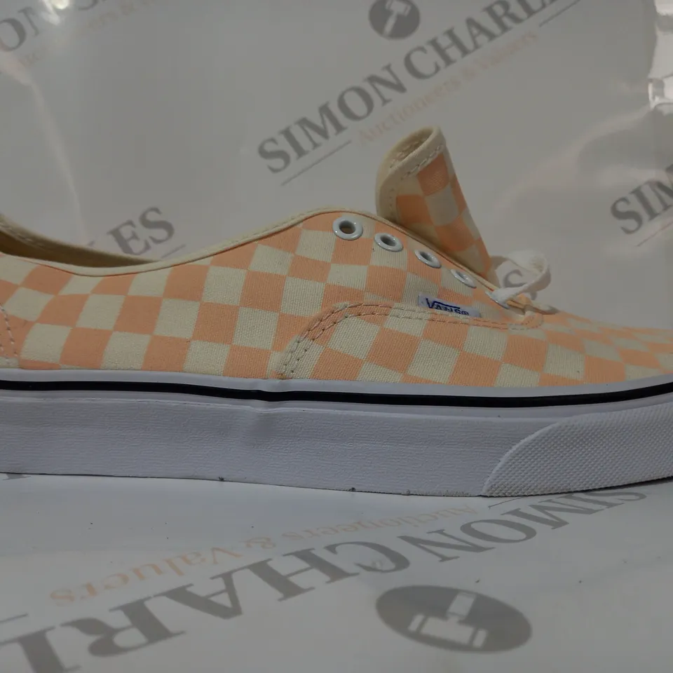 BOXED PAIR OF VANS CANVAS SHOES IN PEACH CHECKERBOARD COLOUR UK SIZE 10