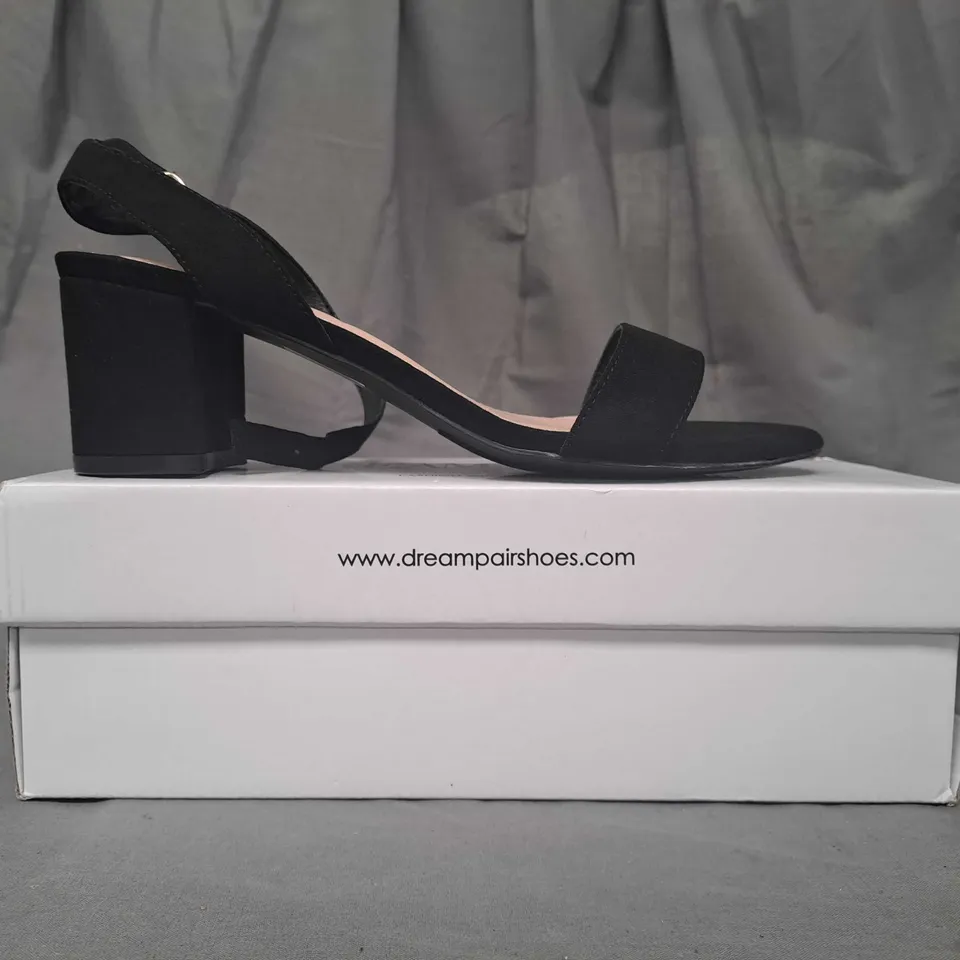 BOXED PAIR OF DREAM PAIRS OPEN TOE BLOCK SANDALS IN BLACK SIZE 8W