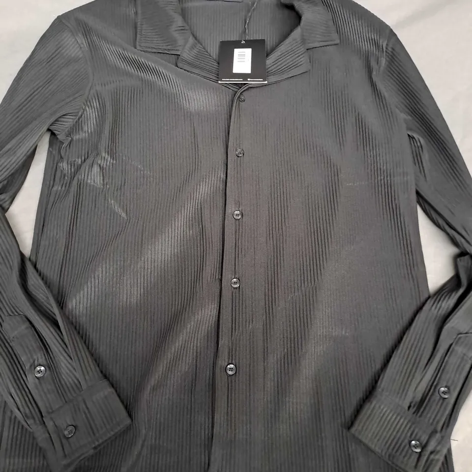 THE ICON AMSTERDAM X ROSS CAMPBELL PLEATED SHIRT IN BLACK - LARGE