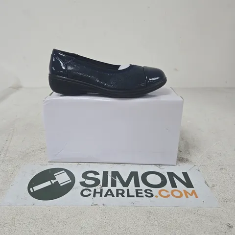 WOMEN'S BLACK TEXTURED SLIP-ON SHOE WITH PATENT TOE (VERIFY MODEL) SIZE6