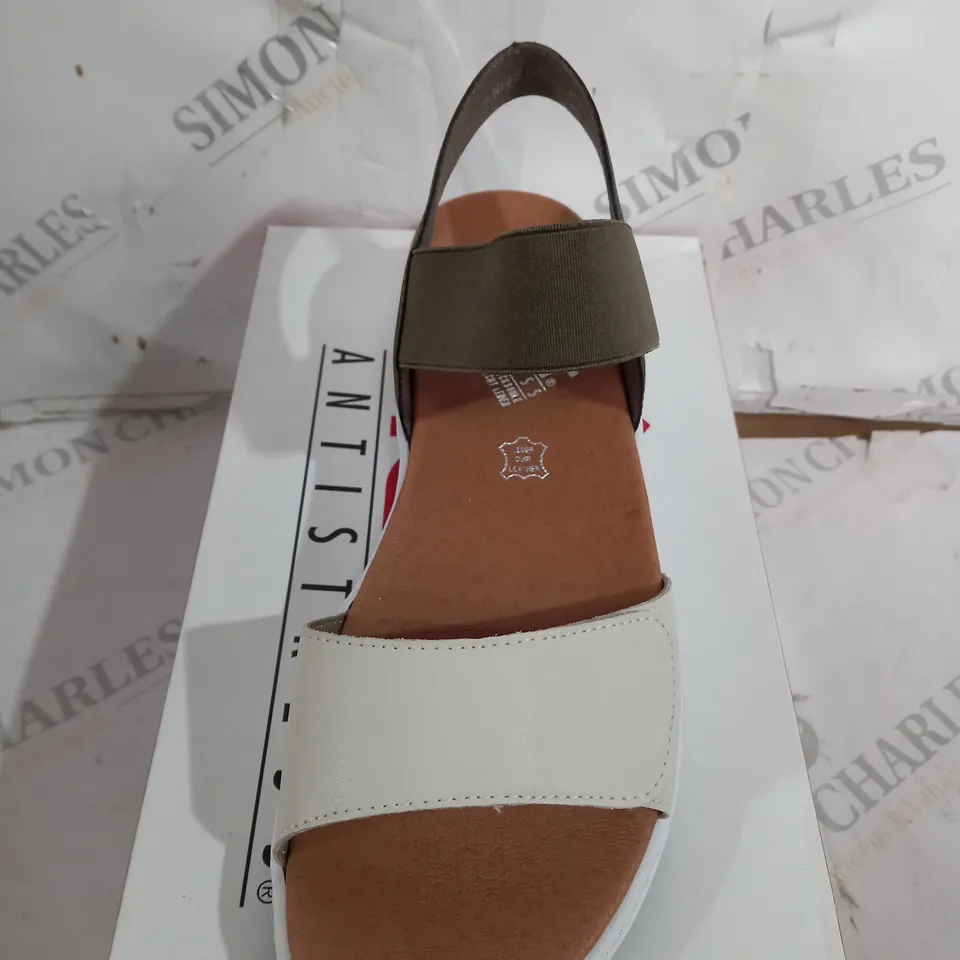 BOXED PAIR OF RIEKER SANDALS IN GREEN SIZE 6