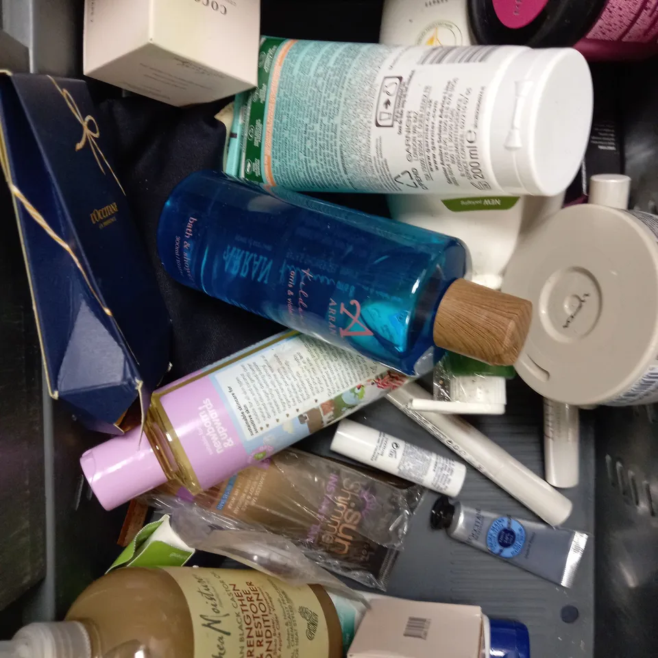 BOX OF APPROXIMATELY 25 ASSORTED HEALTH & BEAUTY PRODUCTS TO INCLUDE PLANTMADE VINE STRENGTHENING PROTEIN TREATMENT, ANKLE SUPPORT, ANASTASIA BROW KIT ETC 