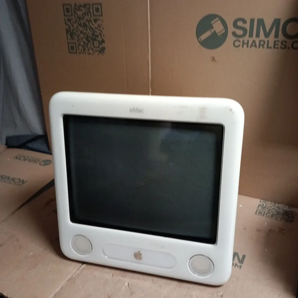 APPLE EMAC ALL-IN-ONE DESKTOP COMPUTER