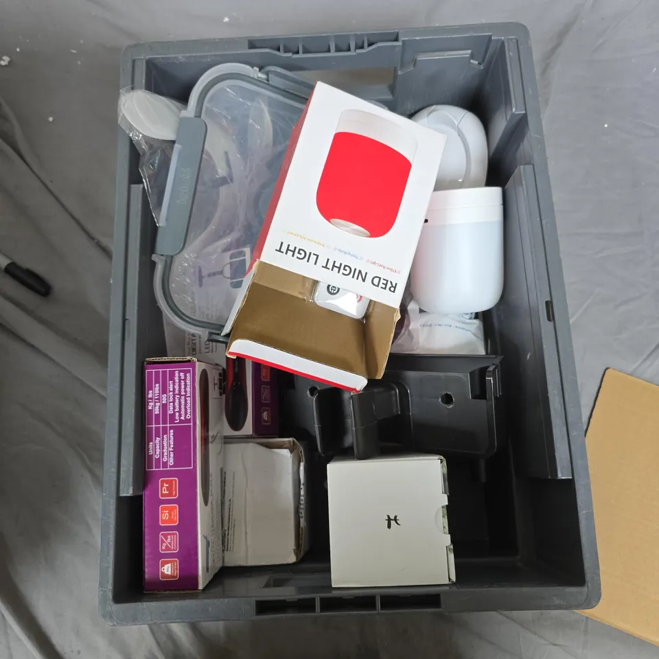 TOTE OF APPROXIMATELY 10 HOUSEHOLD ACCESSORIES