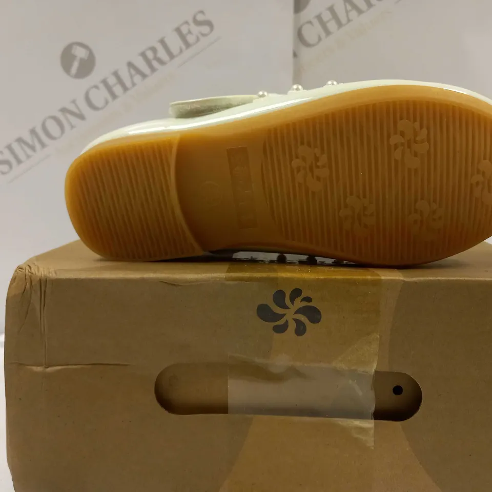 BOXED PAIR OF KIDS SHOES 