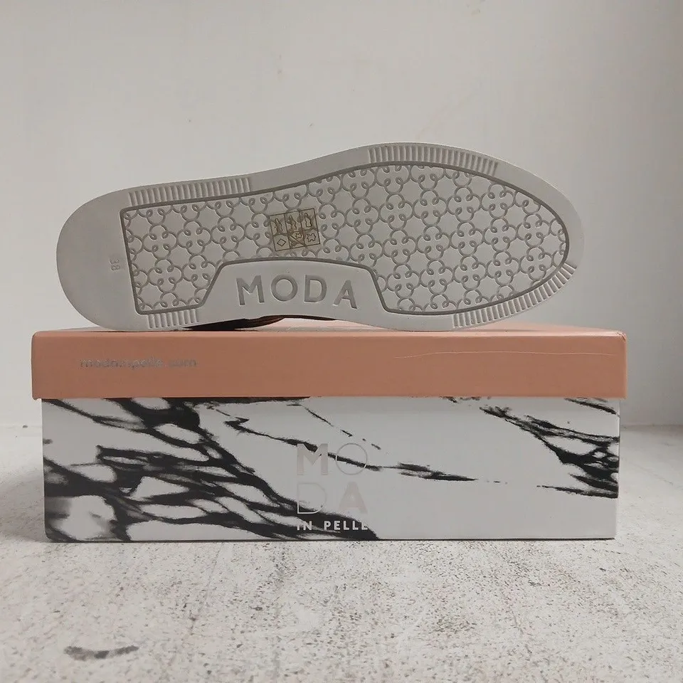 BOXED PAIR OF MODA IN PELLE BUTTERCUPP AZTEC PANEL CHUNKY TRAINERS IN WHITE SIZE UK 5