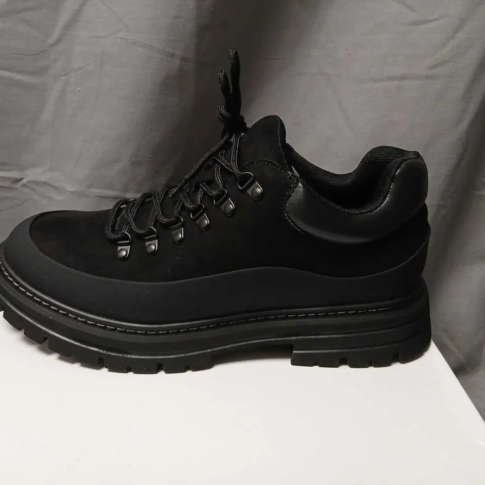 CONZURI BLACK HIKING BOOTS – UK 11 (US 12, EU 46)