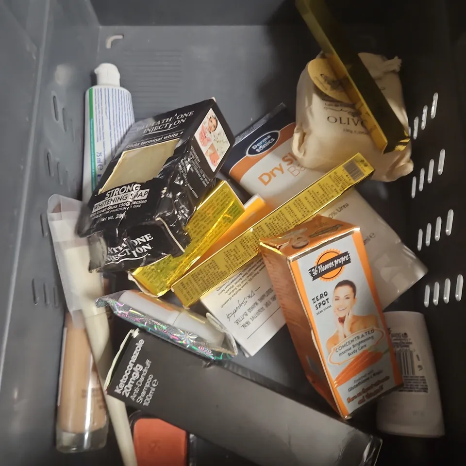APPROXIMATEY 20 ASSORTED HEALTH AND BEAUTY PRODUCTS TO INCLUDE - THE BEAUTY CROP DEWY DUO - BEOUTY OF JOSEON RED BEAN REFRESHING PORE MASK - PIXI ON THE GLOW BRONZE STICK - ETC