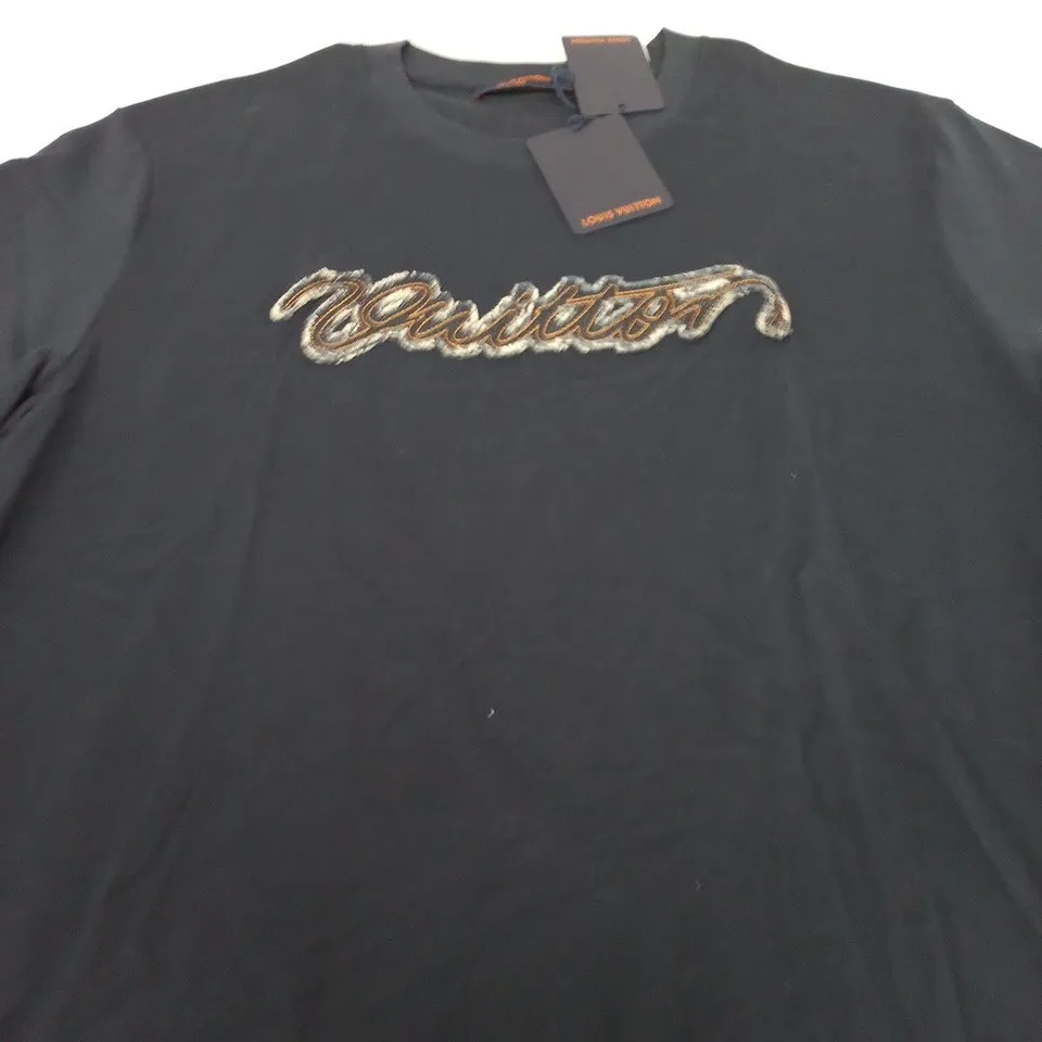 LOUIS VUITTON EMBROIDERED SCRIPT T-SHIRT –SIZE 3XL