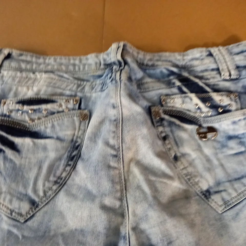 GUCCI IGHT WASH JEANS - 38