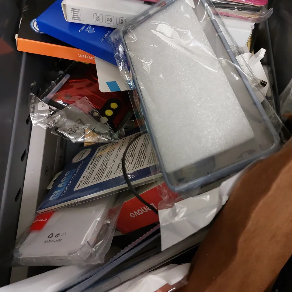 BOX OF APPROX 25 ASSORTED MOBILE PHONE ACCESSORIES TO INCLUDE CASES, USB CABLES, SCREEN PROTECTORS, ETC	